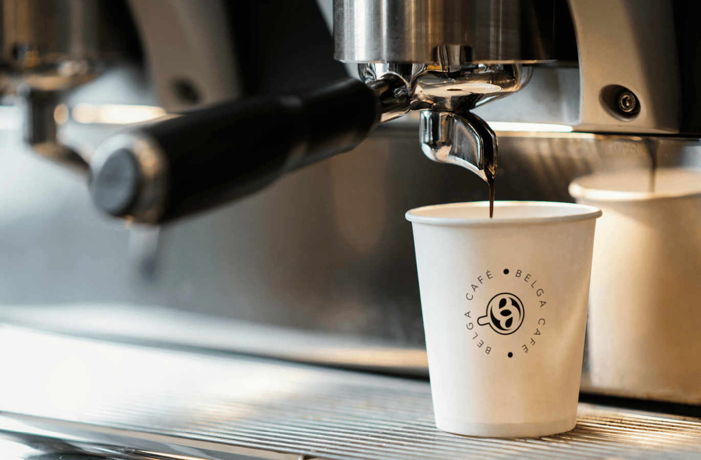 Copo branco recebendo extração de espresso