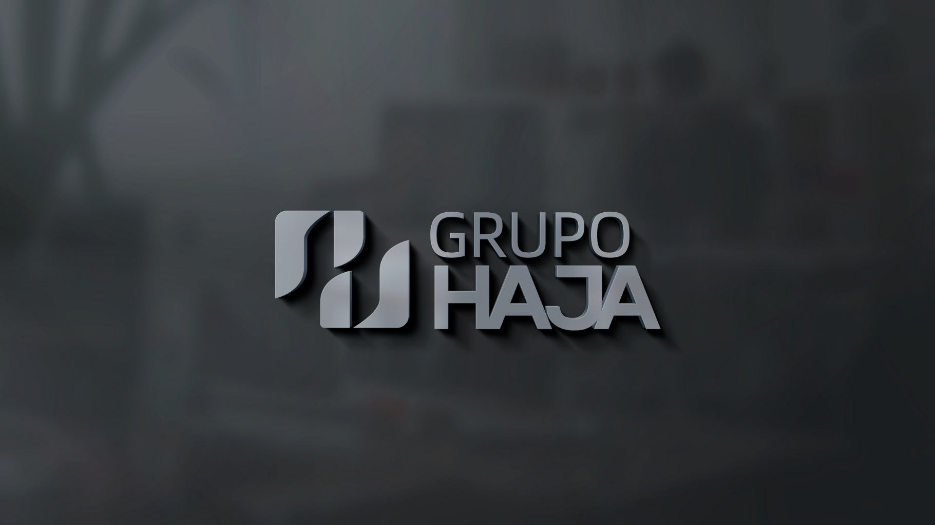Logotipo Grupo Haja aplicado em superfície metálica