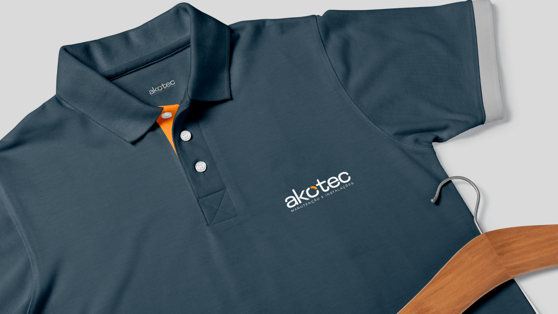 Uniforme com aplicação da marca Akotec