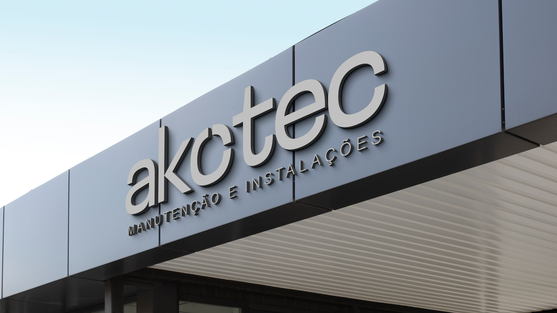 Logotipo aplicado em fachada metálica