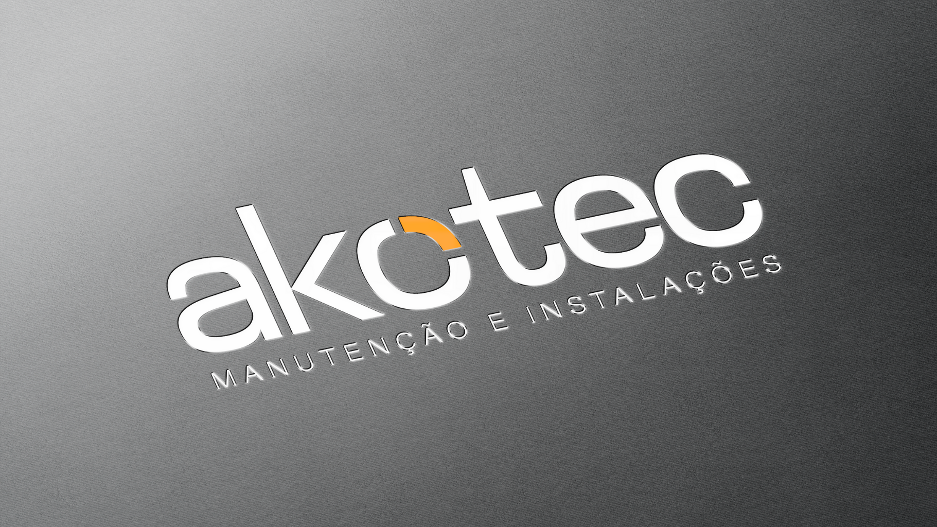 Logotipo Akotec aplicado em superfície texturizada